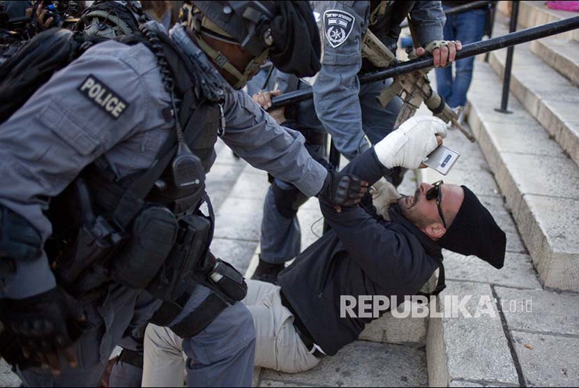 Aparat polisi Israel mengusir warga Palestina di 'Gerbang Damaskus' Kompleks Al Aqsa di Kota Tua Yerusalem, Palestina, Jumat (8/12)
