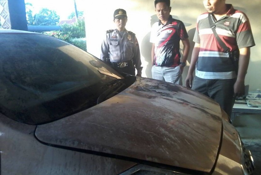 Aparat Polres Boyolali melakukan olah TKP di lokasi terbakarnya mobil milik aktivis KP2KKN di Dusun Dudan, Desa Randusari, Kecamatan Teras, Kabupaten Boyolali, Sabtu (17/6). Mobil ini dibakar orang tak dikenal saat diparkir di teras rumah dini hari tadi.