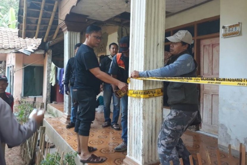 Aparat polres Cimahi memasang garis polisi di rumah AS, warga RT 02 Kampung Ciranji, Desa Sirnagalih, Kecamatan Cipongkor, Kabupaten Bandung Barat yang diduga pelaku bom bunuh diri di Kampung Melayu.