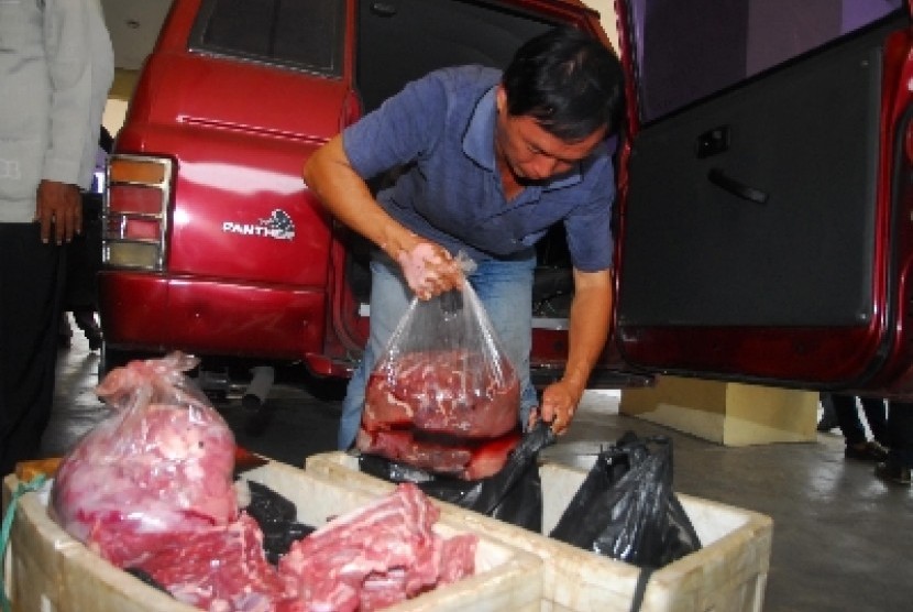 Aparat Polres Jakarta Utara mengamankan daging celeng.