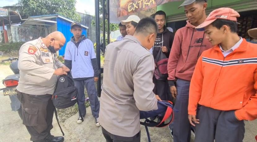 Aparat Polsek Caringin Polres Sukabumi tengah menggelar patroli mencegah tawuran pelajar di Terminal Cariingin, Kabupaten Sukabumi, Kamis (20/10/2022).
