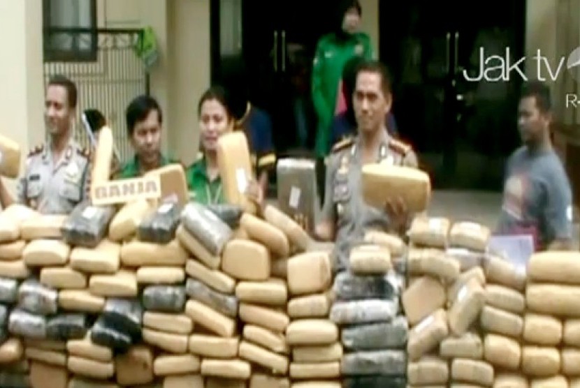 Aparat satuan narkoba Polresta Depok, Jawa Barat berhasil menangkap tiga orang tersangka jaringan pengedar narkotika jenis ganja. Dari tangan para tersangka polisi mengamankan 316 kilo gram ganja.