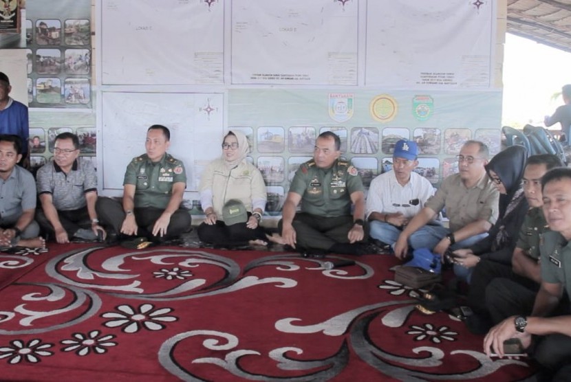 Aparat TNI dan Kementan berkomunikasi dengan masyarakat setempat untuk realisasi program serasi