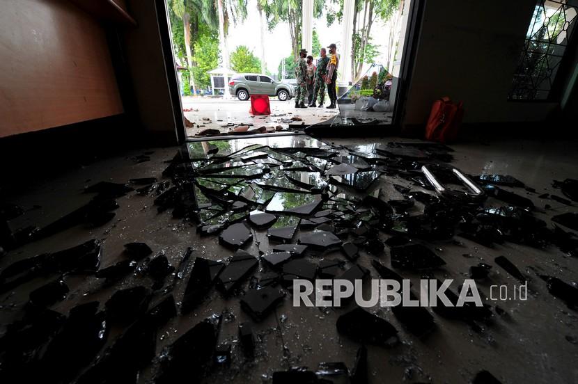 Aparat TNI dan petugas kepolisian berjaga di sekitar pintu utama kantor DPRD Kota Jambi setelah aksi perusakan di Jambi, Rabu (7/10/2020). (Ilustrasi)