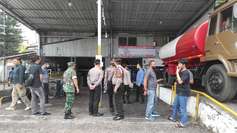 Aparat TNI dan Polri melakukan pemantaun ke agen minyak goreng curah di Kabupaten Ciamis, Kamis (26/5/2022).