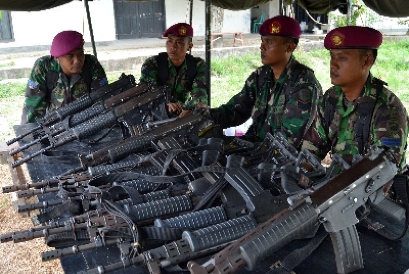 Aparat TNI ikut berjaga-jaga di desa Kusuma Dadi