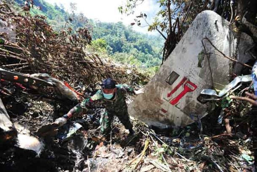  Aparat TNI melakukan proses pencarian korban diantara serpihan puing pesawat Sukhoi Superjet 100 di Puncak Salak 1, Gunung Salak, Bogor, Sabtu (11/5).