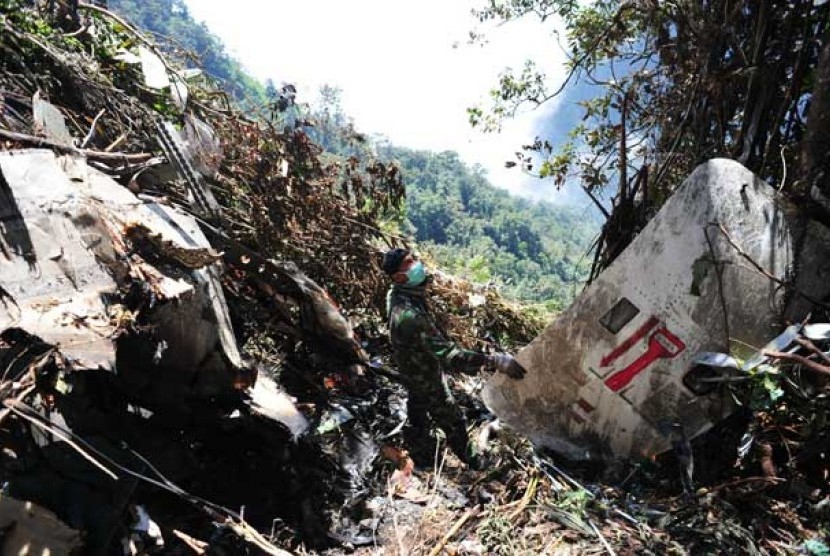 Aparat TNI melakukan proses pencarian korban diantara serpihan puing pesawat Sukhoi Superjet 100 yang ditemukan di Puncak Salak 1, Gunung Salak, Bogor, Jawa Barat, Sabtu (11/5). 