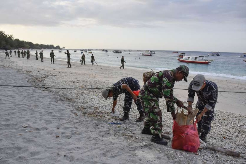 Aparat TNI membersihkan sampah di pantai wisata Gili Trawangan, Desa Gili Indah, Pemenang, Tanjung, Lombok Utara, NTB, Rabu (8/8).