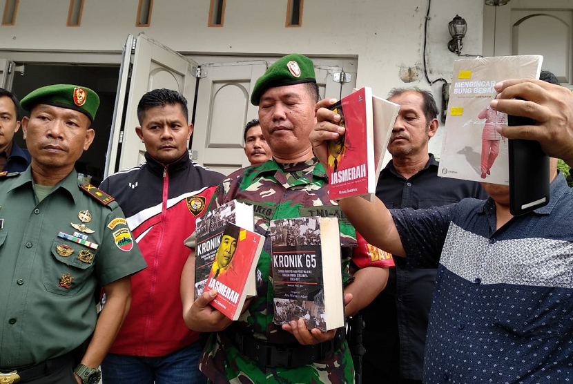 Aparat TNI mengamankan tiga judul buku yang diduga bermuatan komunisme, Selasa (8/1).