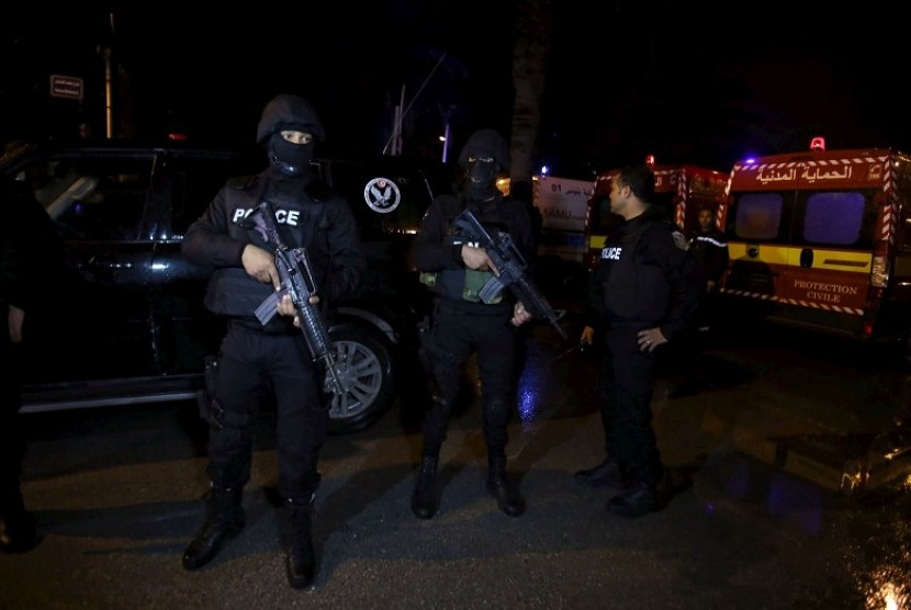 Aparat Tunisia meningkatkan keamanan di ibu kota menyusul serangan mematikan ke pasukan keamanan presiden, Selasa (24/11).