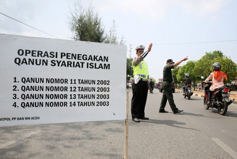 Aparat Wilayatul Hisbah (polisi syariat islam) Provinsi Aceh dibantu Polisi lalu lintas Polda Aceh dan Polisi Militer Kodam Iskandar Muda menggelar operasi penegakkan qanun (peraturan daerah) syariat islam di Banda Aceh, Aceh, Selasa (24/3).