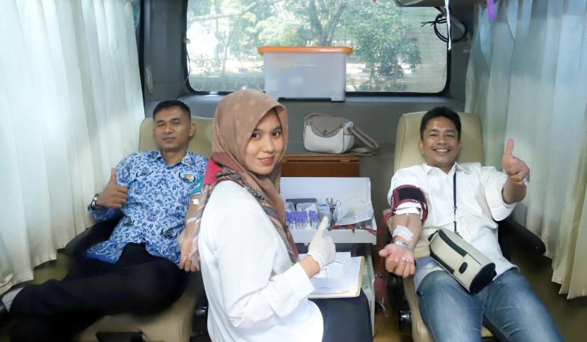 Aparatur Sipil Negara (ASN) UIN Ar-Raniry melakukan aksi sosial donor darah dalam rangka memperingati Hari Amal Bhakti (HAB) ke 76 Kementerian Agama Republik Indonesia tahun 2022.