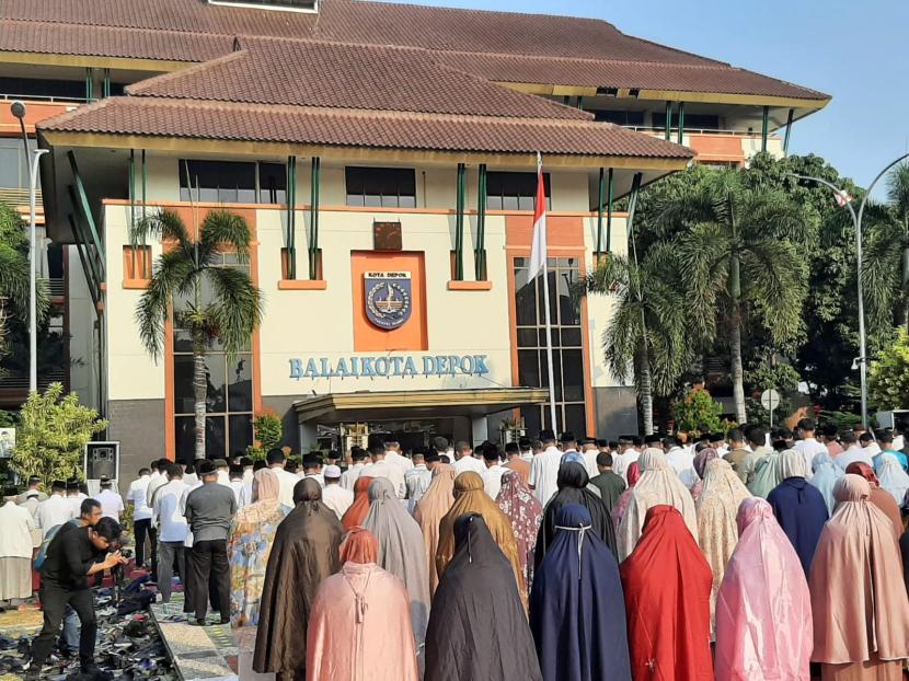 Aparatur Sipil Negara di Kota Depok menggelar sholat Istisqa.