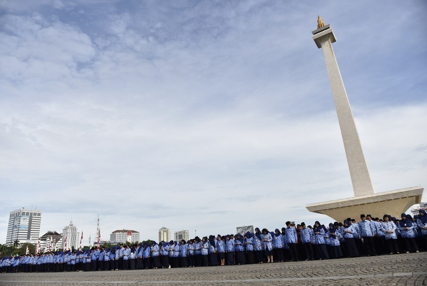 Aparatur sipil negara mengikuti upacara peringatan HUT ke-46 Korps Pegawai Republik Indonesia (Korpri), di Monas, Jakarta, Rabu (29/11).
