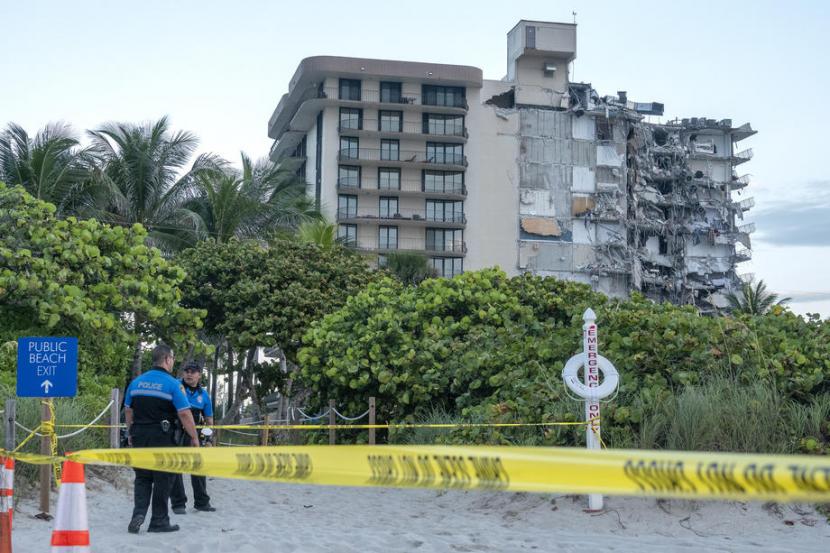 Apartemen 12 lantai yang rubuh di Florida. Selama 33 hari tim pencari mengeluarkan lusinan mayat dari reruntuhan kondominium.