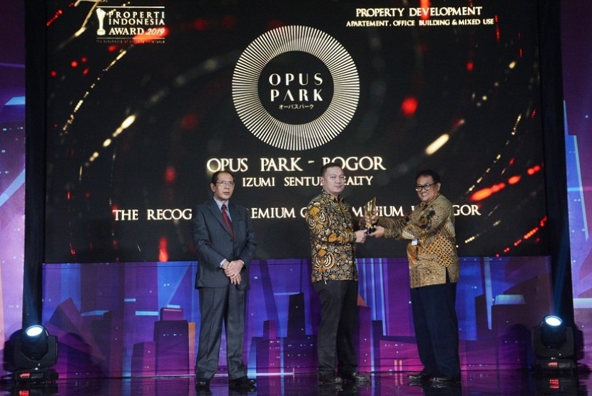 Apartemen Opus Park mendapatkan penghargaan di ajang Properti Indonesia Award (PIA) 2019 untuk kategori property development, sub kategori apartment dengan title, “The Recognised Premium Condominium in Bogor”.