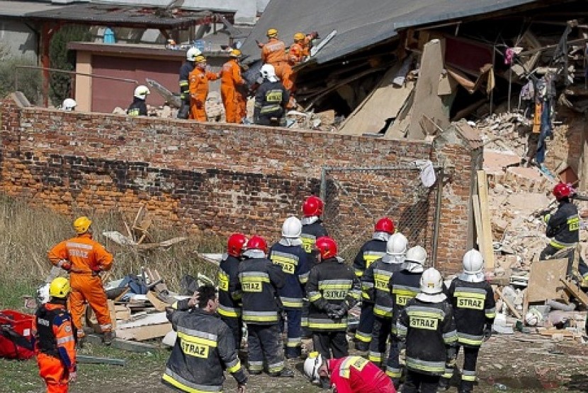 Apartemen rubuh di Polandia menewaskan enam orang dan empat lainnya luka. 