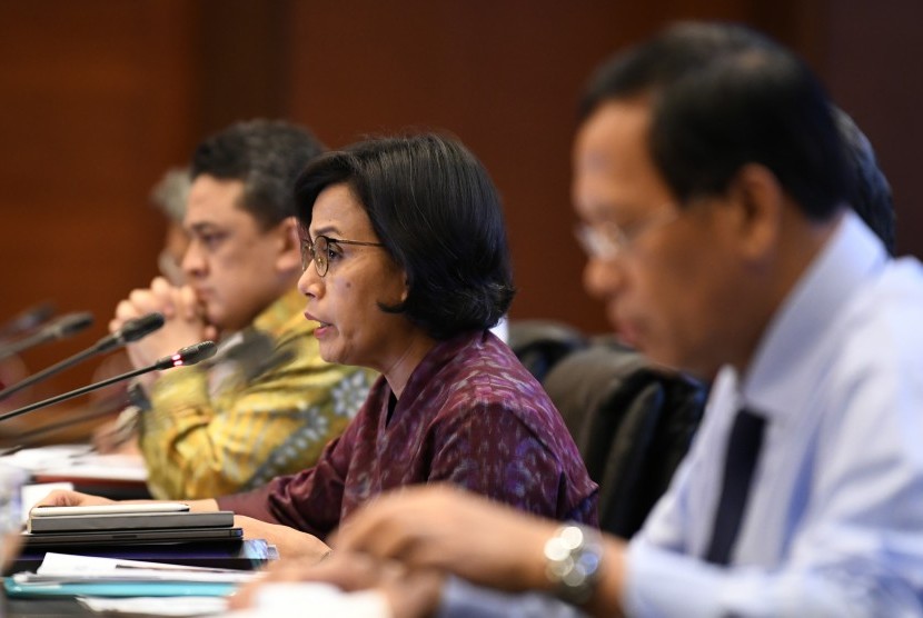 APBN 2019: Menteri Keuangan Sri Mulyani (tengah) didampingi Dirjen Pajak Robert Pakpahan (kanan) dan Dirjen Pengelolaan Pembiayaan dan Risiko Luky Alfirman (kiri) menyampaikan realisasi Anggaran Pendapatan dan Belanja Negara (APBN) 2019 di Kementerian Keuangan, Jakarta, Rabu (20/2/2019). 