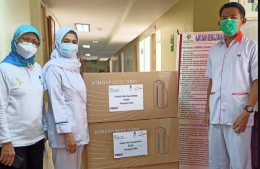 Donasi Rp 500 juta untuk APD dan alat kesehatan tim medis Covid-19 dari  Program donasi ‘Berbagi Cinta Bersama PRUCinta’ yang bekerja sama dengan Yayasan Onkologi Anak Indonesia (YOAI)