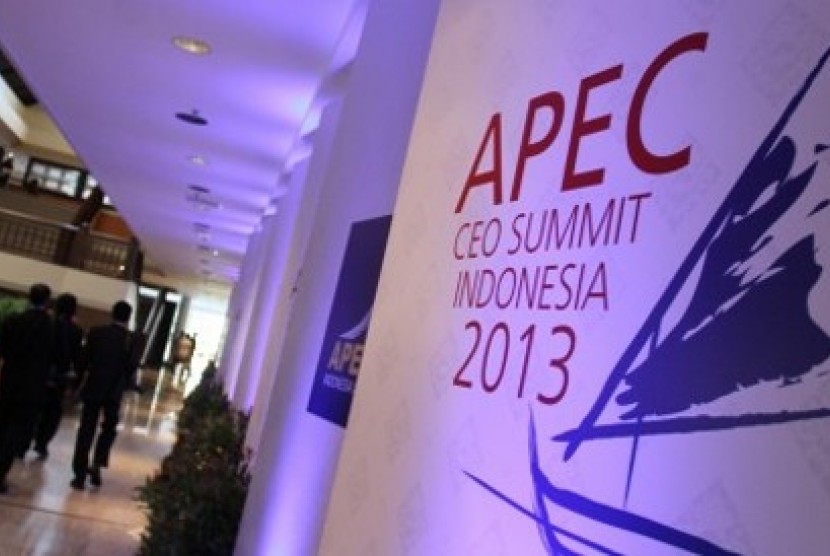 APEC CEO SUMMIT 2013  Delegasi melintas di depan baliho APEC CEO Summit 2013 di Nusa Dua, Bali, Sabtu (5/10/20103)