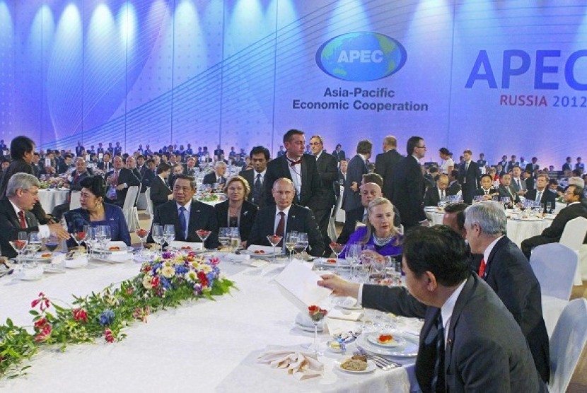 APEC leader attend official dinner in Vladivostok, Russia, on Sunday.  