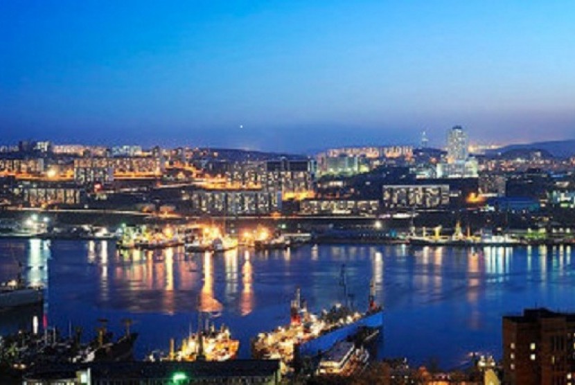 Pemandangan Kota Vladivostok, Rusia, di waktu malam hari.