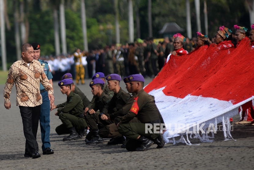 Apel Gelar Nasional Bela Negara 2016: Menteri Pertahanan RI Ryamizard Ryacudu menjadi inspektur upacara saat Apel Gelar Nasional Bela Negara di Halaman Monumen Nasional (Monas), Jakarta Pusat, Selasa (23/8).. 