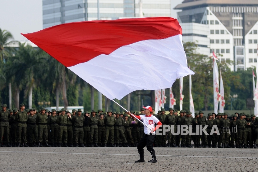 Apel Gelar Nasional Bela Negara 2016: Peserta mengikuti Apel Gelar Nasional Bela Negara di Halaman Monumen Nasional (Monas), Jakarta Pusat, Selasa (23/8).
