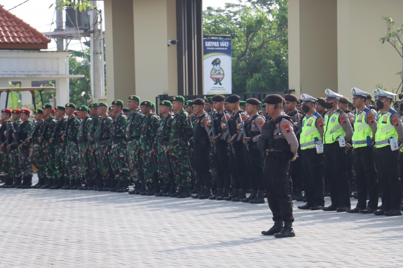  Apel gelar pasukan dalam rangka Operasi Ketupat Candi 2023 di depan halaman Mapolres Sukoharjo, Senin (17/4/2023).