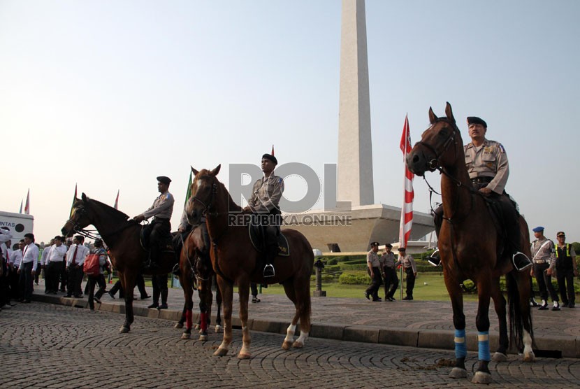   Apel gelar pasukan Operasi Ketupat 2013 di Lapangan Silang Monas, Selasa (30/7).  (Republika/ Yasin Habibi)