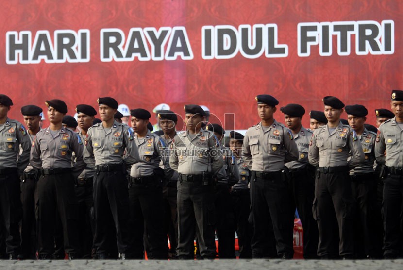   Apel gelar pasukan Operasi Ketupat 2013 di Lapangan Silang Monas, Selasa (30/7).  (Republika/ Yasin Habibi)