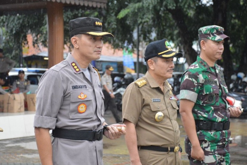 Apel gelar pasukan pengamanan TPS jelang Pilkada  2018 di Alun-Alun Kota Bekasi, Senin (25/6) 