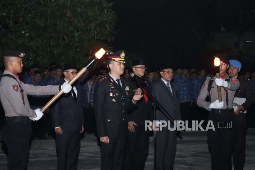 Apel Kehormatan dan Renungan Suci dalam rangka memperingati HUT ke-80 Proklamasi Kemerdekaan RI di Taman Makam Pahlawan Indramayu, Sabtu (16/8/2025) malam. 