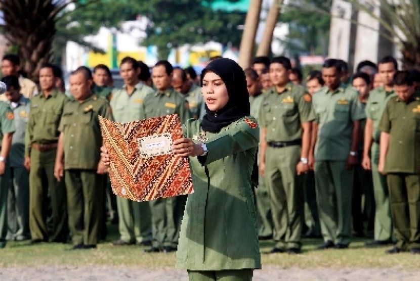 Apel perdana PNS tahun 2015 di lapangan Hiraq, Lhokseumawe, Provinsi Aceh. Senin (5/1).