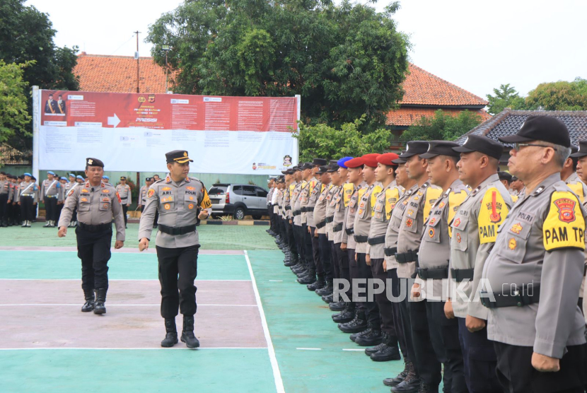 Apel pergeseran pasukan dalam rangka Operasi Mantap Praja Lodaya 2024, di Lapangan Apel Markas Komando Polres Indramayu, Senin (25/11/2024). 