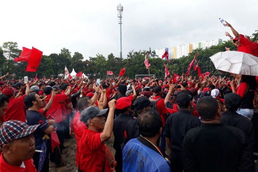  apel siaga Setia Megawati, Setia NKRI yang digelar Partai Demokrasi Indonesia Perjuangan (PDIP) DKI Jakarta di Lapangan Arcici, Rawasari, Jakarta Pusat, Sabtu (11/2).