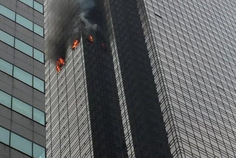 Api berkobar dari gedung Trump Tower 