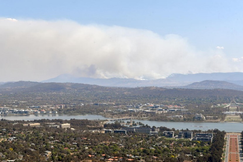 Api berkobar di dekat Tharwa pada Jumat (31/1). Otoritas Australia mengumumkan keadaan darurat karena api berkobar di dekat Canberra.
