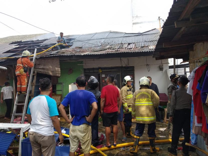 Api berkobar di rumah kontrakan lima pintu di Jalan A, Kelurahan Kebon Jeruk, Jakarta Barat, Jumat (24/7) siang.