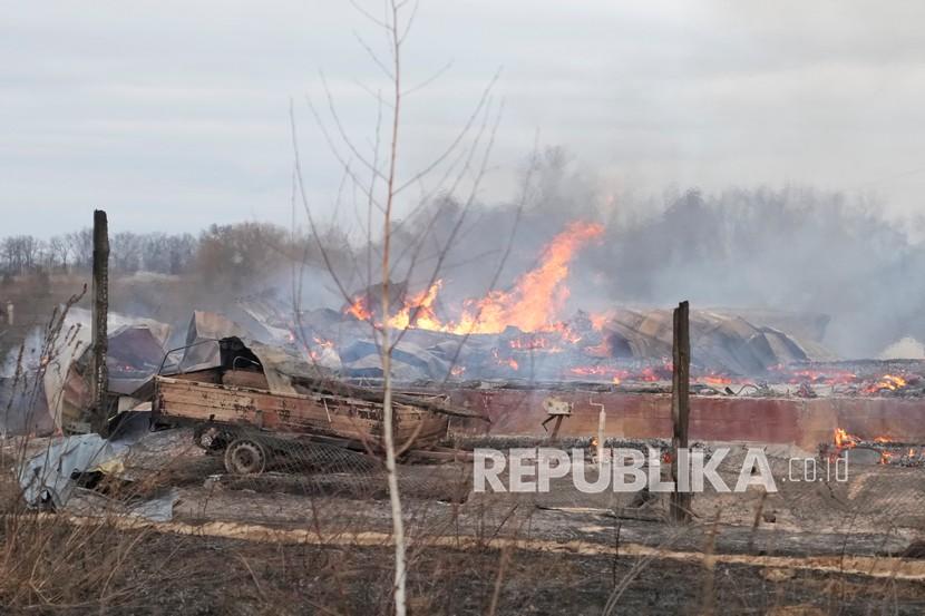  Api dan asap membubung dari puing-puing sebuah rumah pribadi setelah penembakan Rusia di luar Kyiv, Ukraina, Kamis, 24 Februari 2022. Rusia pada Kamis melepaskan rentetan serangan udara dan rudal ke fasilitas Ukraina di seluruh negeri. 