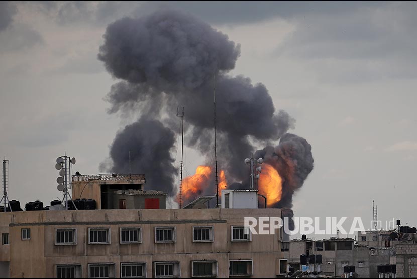 Api dan asap tampak dari gedung yang dihantam serangan udara militer Israel di selatan Jalur Gaza, Senin (24/2).