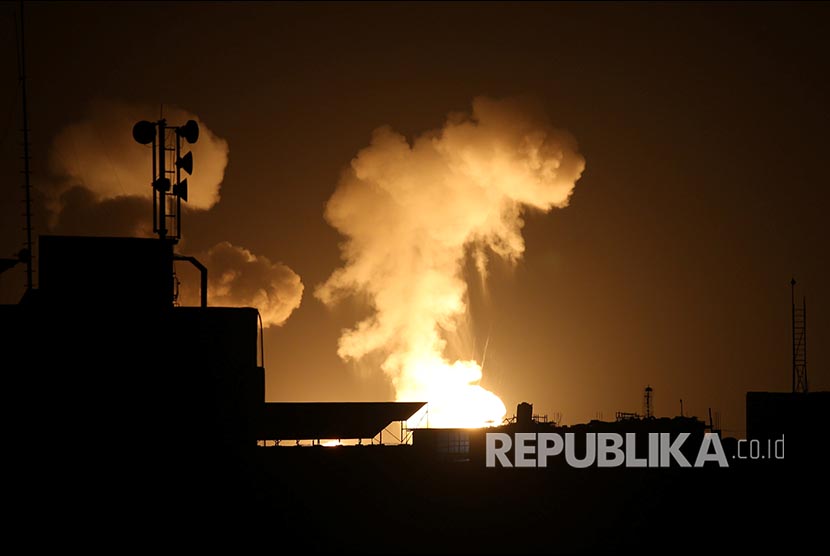 Api dan asap tampak dari gedung yang dihantam serangan udara militer Israel di selatan Jalur Gaza, Senin (24/2).