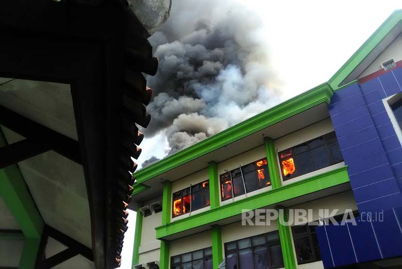 Api dan asap tebal mengepul dari Gedung BPPT Bekasi, Selasa (27/9).