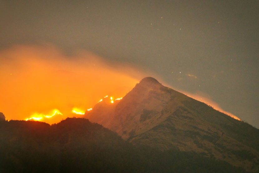 Api masih berkobar mendekati puncak gunung Merbabu, terpantau di wilayah Dusun Kranggan, Desa/Kecamatan Ngablak,  Kabupaten Magelang, Kamis (12/9) malam pukul 23.30 WIB. 