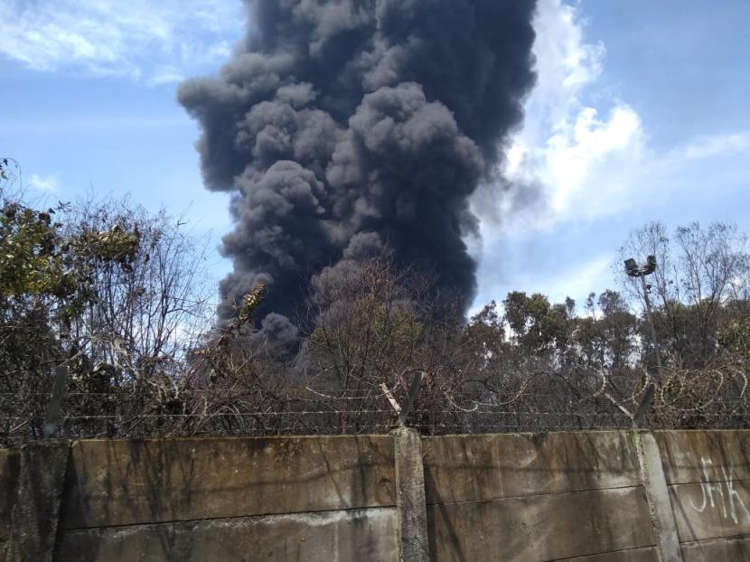 Api masih menyala dan asap hitam masih membumbung tinggi di lokasi kilang Pertamina Balongan Indramayu, Senin (29/3) pukul 10.50 WIB.