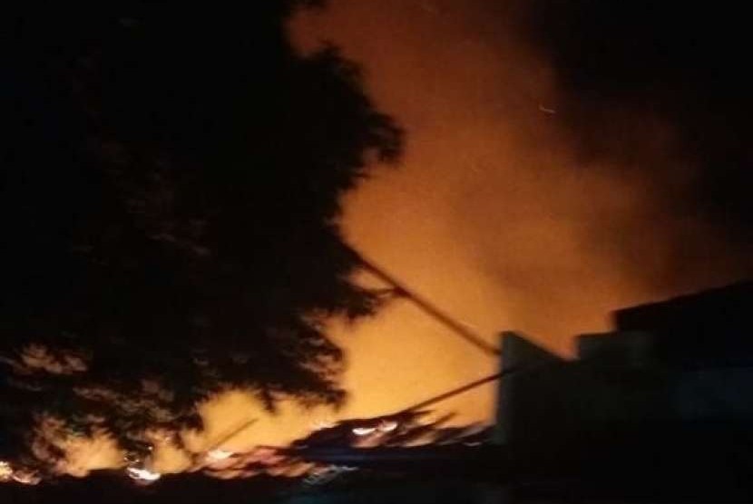 Api melahap bangunan Ponpes Darussalam di Tapos, Depok, pada Senin (1/10) malam.