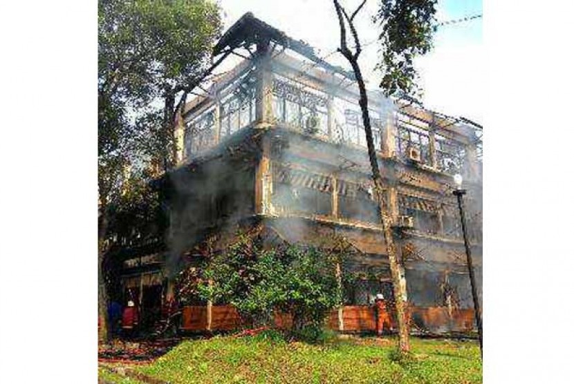 Kebakaran menghanguskan Gedung C FISIP Universitas Indonesia (UI), Depok, Jawa Barat, Selasa (7/1).