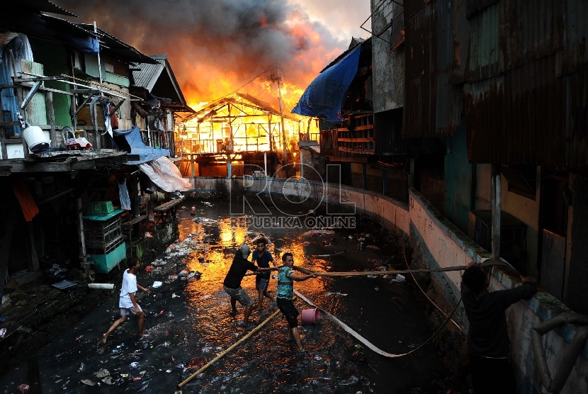  Api melahap pemukiman padat di kawasan Kebon Melati, Tanah Abang, Jakarta Pusat, Kamis (5/3). (Republika/Tahta Aidilla)