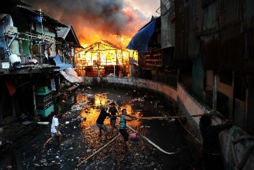 Api melahap pemukiman padat di kawasan kebon melati, Tanah Abang, Jakarta Pusat, Kamis (5/3).